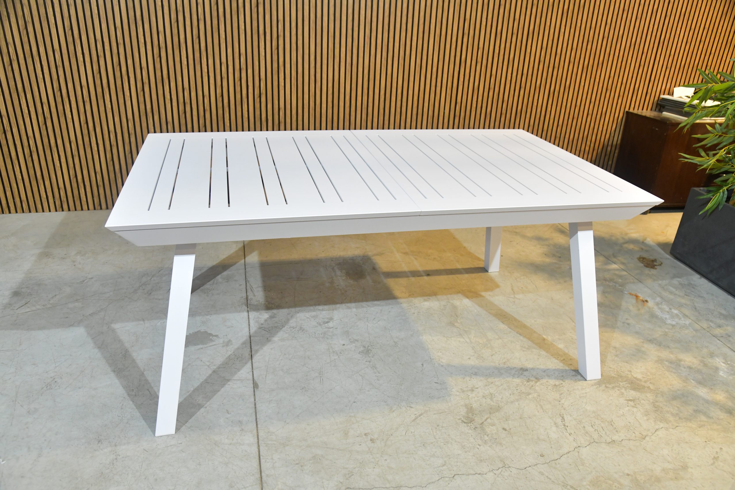 שולחן אלומיניום טקסס צבע לבן נפתח ל-2.43 מ'