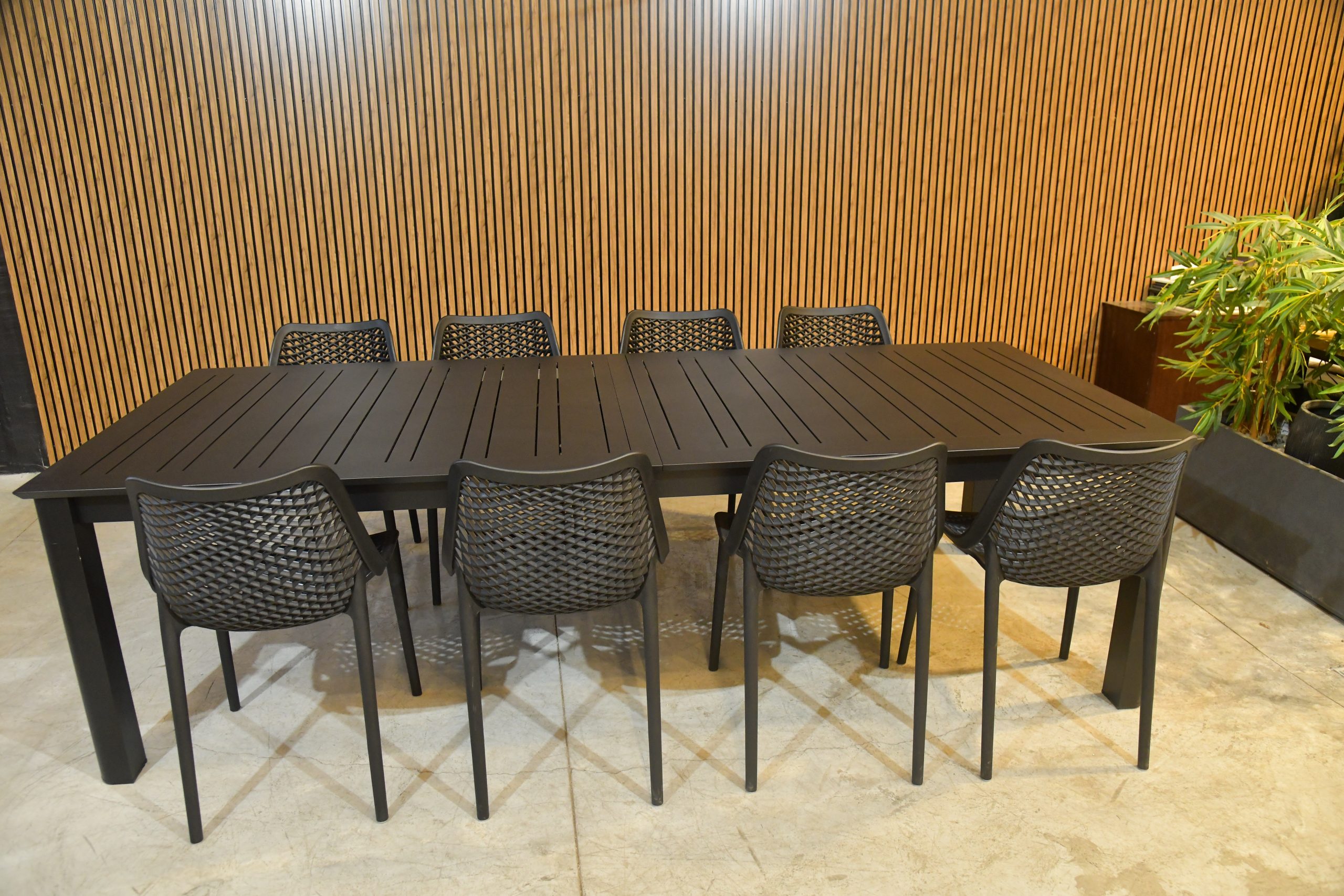 מערכת אוכל לגינה סופר פרימיום ענק – שחור (נפתח ל-4 מטר) + 8 כסאות
